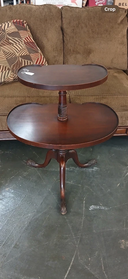 Antiguo soporte de mesa para mayordomos de dos niveles Foto 1 de 2