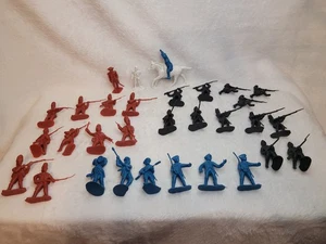 Revolutionärer Krieg Kunststoff Armee Männer rot blau schwarz weiß Soldat 2,5" Set 32 Teile - Bild 1 von 9