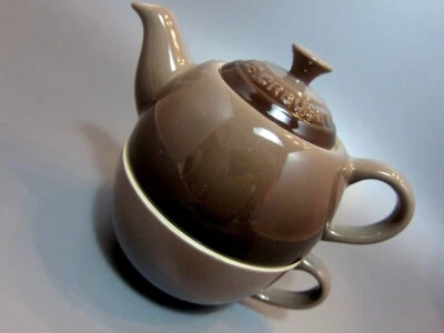 Le Creuset Tea for One Teekanne & Tasse mit Box Steingut Sepia Farbe NEUWERTIG - Bild 1 von 3