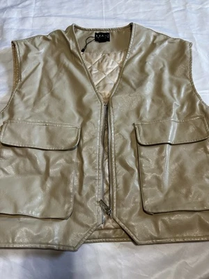 Chaleco utilitario boohooMAN de cuero sintético (beige, talla S) Foto 1 de 4