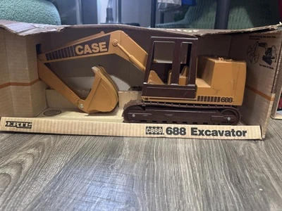 NIB ERTL  Case 688 Excavator 1:16 - Image 1 of 4