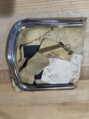 Nuevo de Lote Antiguo Mopar 1965 Plymouth Fury II, III STATION WAGON LH LUZ TRASERA EXTERIOR MOLDURA Foto 1 de 4