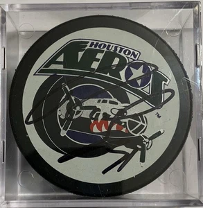 HOUSTON AEROS IHL HOCKEY PUCK SIGNIERT TRAVIS ROCHE #7, SPIELER NICHT ÜBERPRÜFT, NEU - Bild 1 von 2