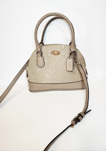 Borsa a tracolla Coach Signature Cora in pelle goffrata con cupola