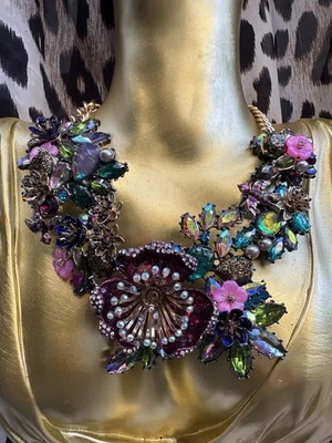 Collar Betsey Johnson Surrealista Bosque Cristal Vitrail Flor Pájaro Floral $165 Foto 1 de 4