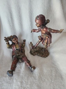 Herbst Kinder spielen in den gefallenen Blättern Harz Statuen - Bild 1 von 8