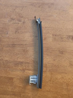 Ford Explorer 2013-2019 puerta delantera derecha ventana cristal guía inferior canal OEM Foto 1 de 3