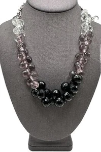 Collar llamativo con racimo de cuentas de acrílico facetado negro transparente tono plata ahumado - Imagen 1 de 6