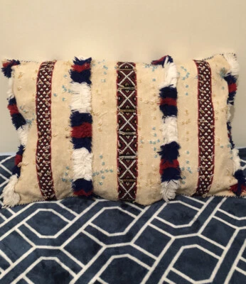 Almohada de lana tejida a mano bereber marroquí de 20 pulgadas por 14 pulgadas Foto 1 de 4