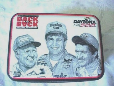Daytona 500 Back to Back Tin Box Cale Yarborough Richard Petty Sterling Marlin Foto 1 de 4