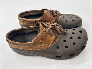 Crocs Islander Pit Crew Leder Spitze Clogs braun Schuhe Herren 13 getragene Sohlen LESEN - Bild 1 von 12