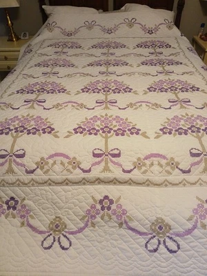 COLCHA ACOLCHADA A MANO BORDADA FLOR PÚRPURA VINTAGE Foto 1 de 4