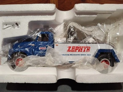 NIB FIRST GEAR 1957 INTERNATIONAL R-200 ZEPHYR GAS 1:34 SCALE TOW TRUCK - Image 1 of 4