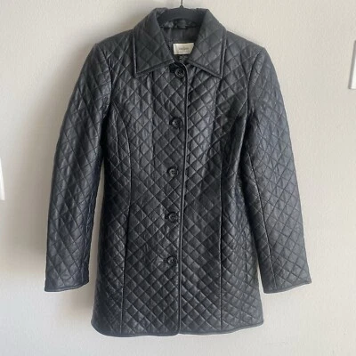 Chaqueta acolchada de cuero de cordero negro exclusiva de Neiman Marcus para mujer talla pequeña Foto 1 de 4