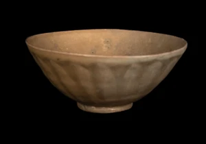 Eine feine , antike Steinzeug -/ Celadon Schale. China. Yuan ca. 13./14. Jh. - Bild 1 von 7