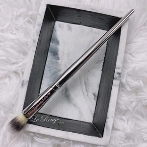 It Cosmetics #203 Ulta Love Beauty Fully Concealer / eyeshadow blending Brush - Picture 1 of 3