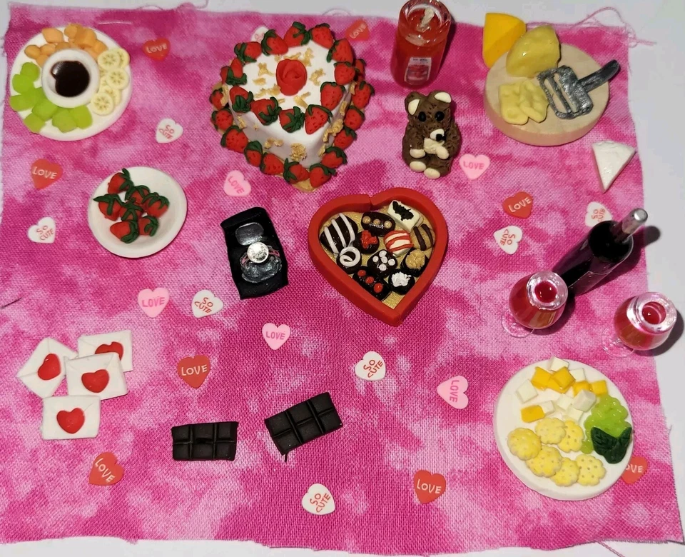 Casa de Muñecas Día de San Valentín Conjunto Pastel Anillo Fresas Chocolates Flores Vino Foto 1 de 4