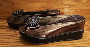 Helens Corazón Zapatos Mujer 6 Deslizables Punta Abierta Sandalia Cuentas Flor Metálica y Negra - Imagen 1 de 17