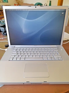 MacBook Pro 15 Zoll 2 GB + Quark, PS, Illustr, Acrobat, Word u.v.a. ca. 2008(?) - Bild 1 von 8