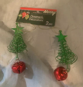 BUON NATALE ADDOBBI DECORAZIONI 2 PZ PICCOLI ALBERI VERDI CON CAMPANA - Foto 1 di 1