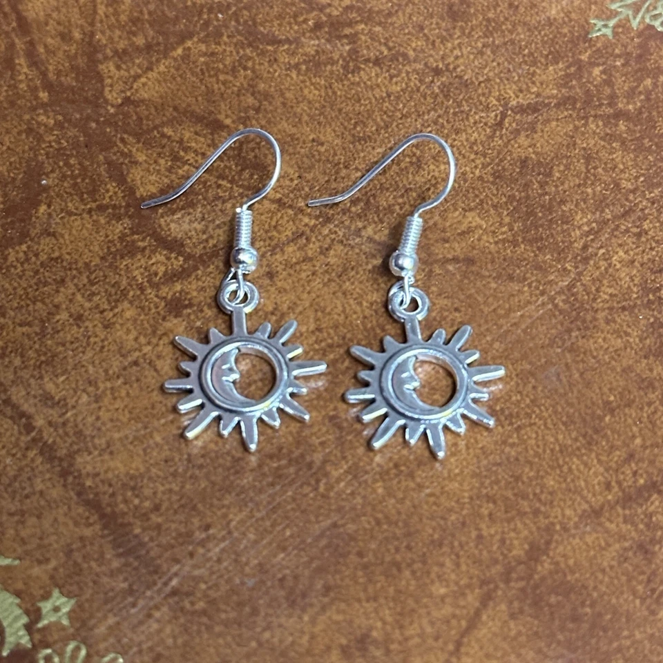 Pendientes colgantes hechos a mano con dije de la suerte tono plata varios Foto 1 de 1