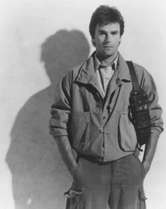 Richard Dean Anderson Posing Black And White 8x10 PHOTO PRINT - Picture 1 of 1
