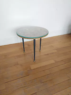 Petite table d'appoint décoré de bagues de cigare sous verre biseauté - Photo 1/4