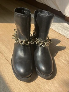 Botas Love Moschino negras con cadena de eslabones dorados - Imagen 1 de 6