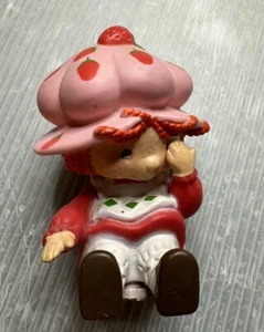 vintage STRAWBERRY SHORTCAKE 1981 Toothbrush FIGURE & Picka-Berry Circus Clown - Picture 1 of 15