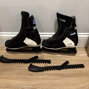 Pattino da ghiaccio CCM Rapide 101 Hockey taglia 5 nero stringato con protezione pattino leggermente indossato - Foto 1 di 21