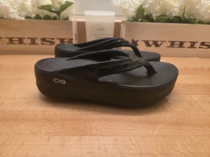 OOFOS OOmega OOlala Plateau-Riemensandalen schwarz Damengröße 6 - Bild 1 von 9