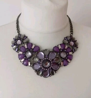 Colar M&S Gunmetal Tone robusto tons de contas de acrílico roxo floral - 42cm de comprimento - Imagem 1 de 4