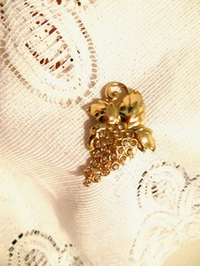 VTG GOLD TONE BUNCH OF GRAPES w/VINE LEAVES & PRETTY RHINESTONES PIN--2" - Picture 1 of 3