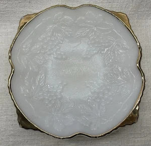 Vintage Anchor Hocking Milchglas Goldrand Schale mit Trauben-Relief 25,5x25,5cm - Picture 1 of 4