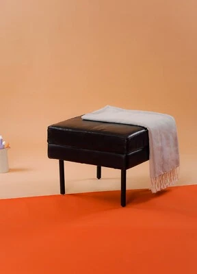 Taburete de otoma cuadrado negro de cuero de búfalo geométrico y hierro hecho a mano ecológico Foto 1 de 4