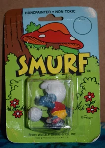 Figura Pitufo de Fútbol Peyo 1982 Pitufo De Colección Con Pelota Camisa Roja Nuevo en Paquete - Imagen 1 de 3