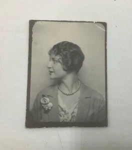 1920’s 1.5x2” B&W Photo-Beautiful Flapper Woman Photo Booth Glamour Pearls - Picture 1 of 4