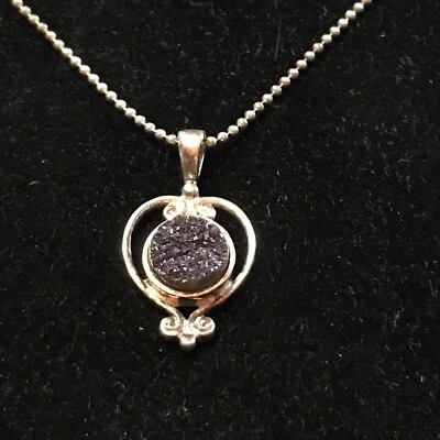 Pingente de quartzo Sajen roxo/azul cintilante drusy 18” corrente tom prata assinada - Imagem 1 de 4