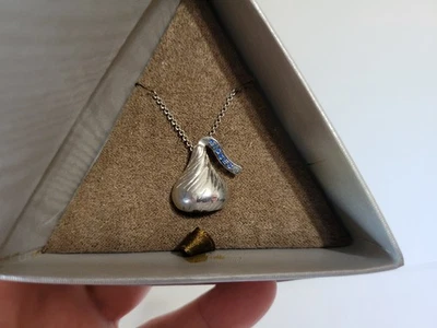 Collar Hershey's 3-D Extra Grande Espalda Plana Beso Dije - Plata de Ley - 2009 Foto 1 de 4