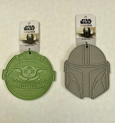 NUEVO Disney Star Wars MANDALORIAN Mando Casco + Baby Yoda Paquete de 2 Remaches de Silicona Foto 1 de 4