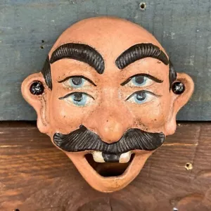 Apribottiglie vintage da parete uomo bianco 4 occhi con finitura antica - Foto 1 di 6