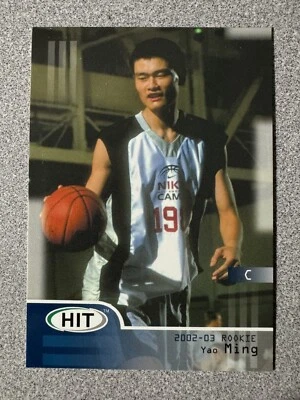 Tarjeta de novato Sage Hit Yao Ming 2002 #5 Houston Rockets Salón de la fama Foto 1 de 2