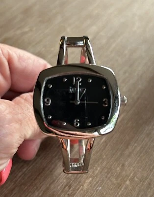 Bongo Reloj Mujer Cuarzo Analógico Tono Plateado Esfera Negra Puño Brazalete Bisagra de Resorte Foto 1 de 4