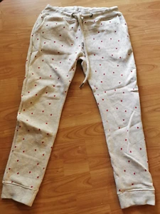 Süße Jogginghose / Lounge-Hose v. Eight2Nine, Gr. M, beige mit roten Herzchen - Bild 1 von 3