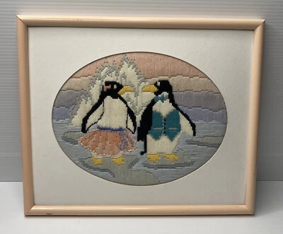 Quadro de tapeçaria pinguim bordado rosa emoldurado vintage anos 80 com acabamento - Imagem 1 de 4