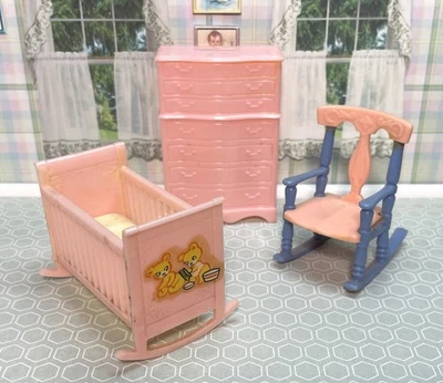 Renwal CUNA INFANTIL, PECHO, BALANCÍN muebles vintage para casa de muñecas de plástico 1:16 Foto 1 de 4