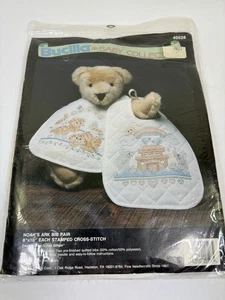 Kit de punto de cruz estampado Bucilla Baby Arca de Noé babero par 40528 NUEVO - Imagen 1 de 6