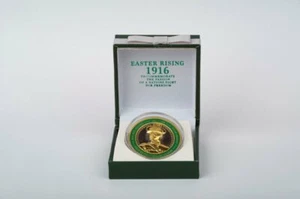 MONEDA DE CONMEMORACIÓN MICHAEL COLLINS EN UN GPO 1916 CAJA DE REGALO (Nueva/envolvida retráctil) - Imagen 1 de 4