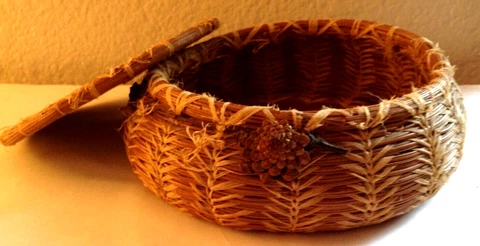 Vintage Handmade American Decorated Circular Pine Needle Basket with Lid Cover