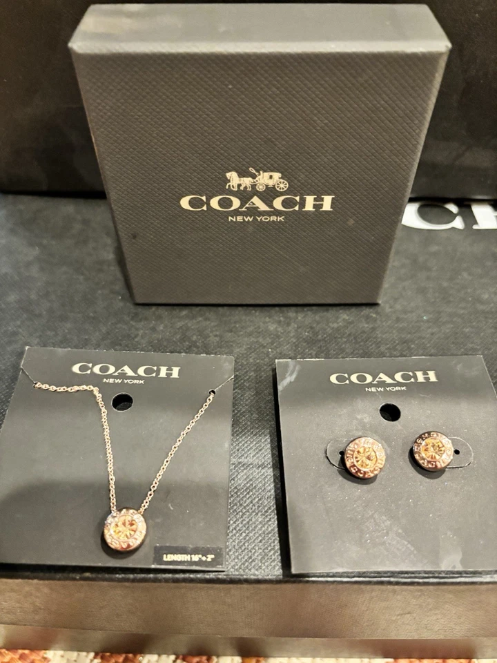 Juego de collar redondo Coach y aretes a juego Foto 1 de 3